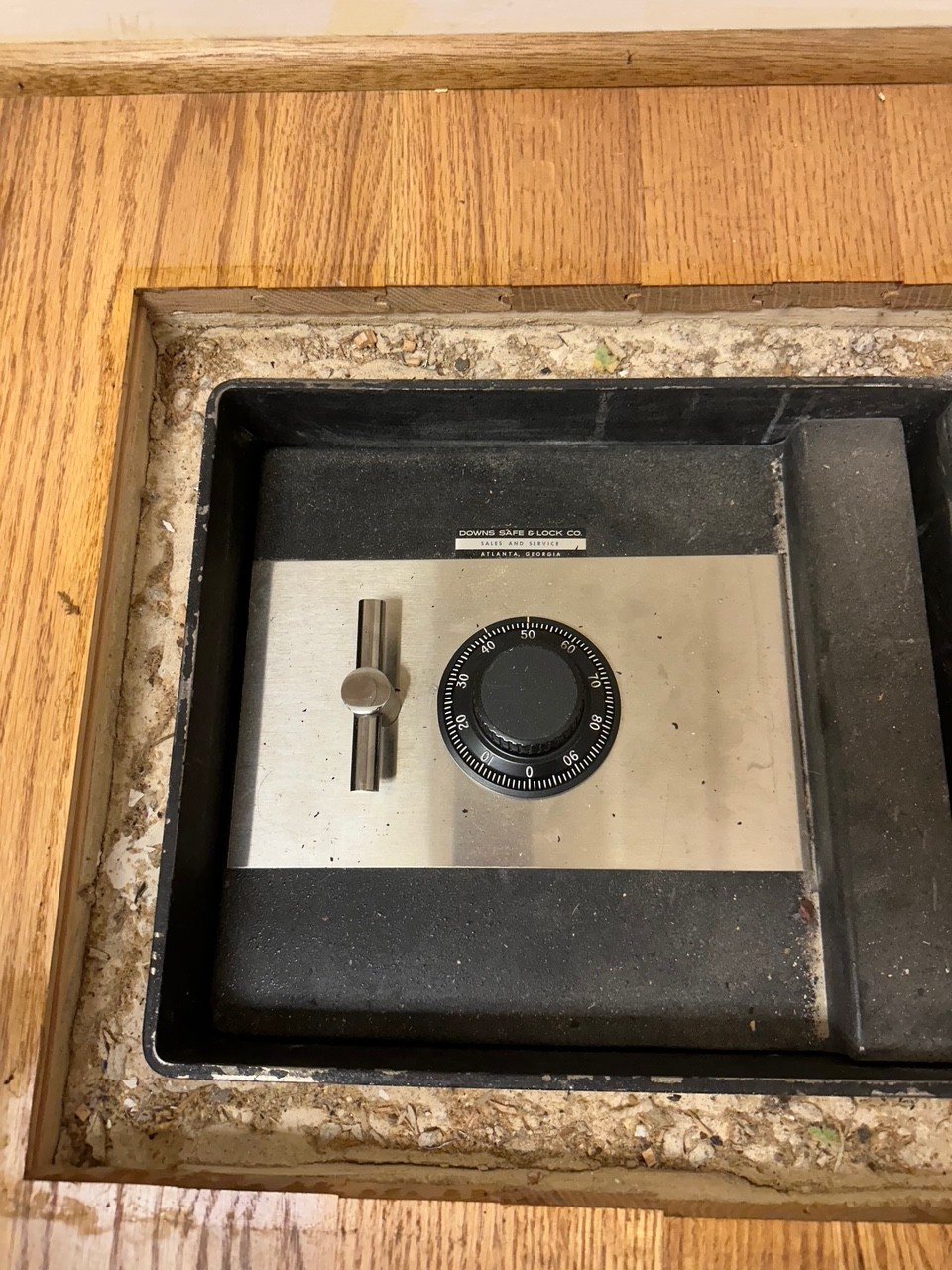 Floor safe with combination dial
